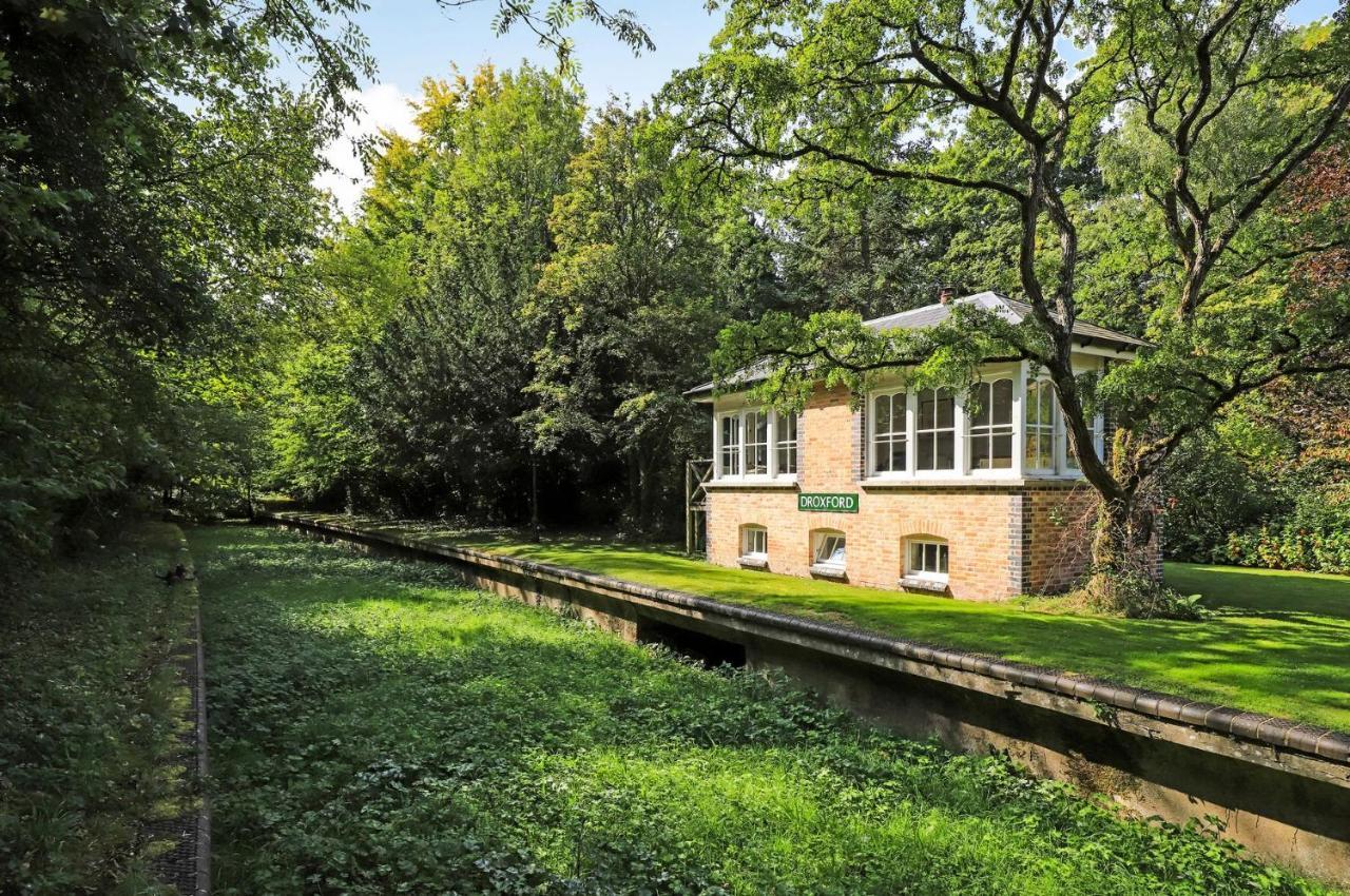 Вилла Old Droxford Station Signal Box Soberton Экстерьер фото
